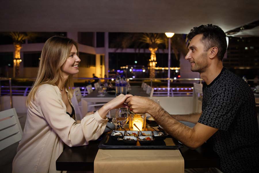 ENTERTAINMENT – COUPLE