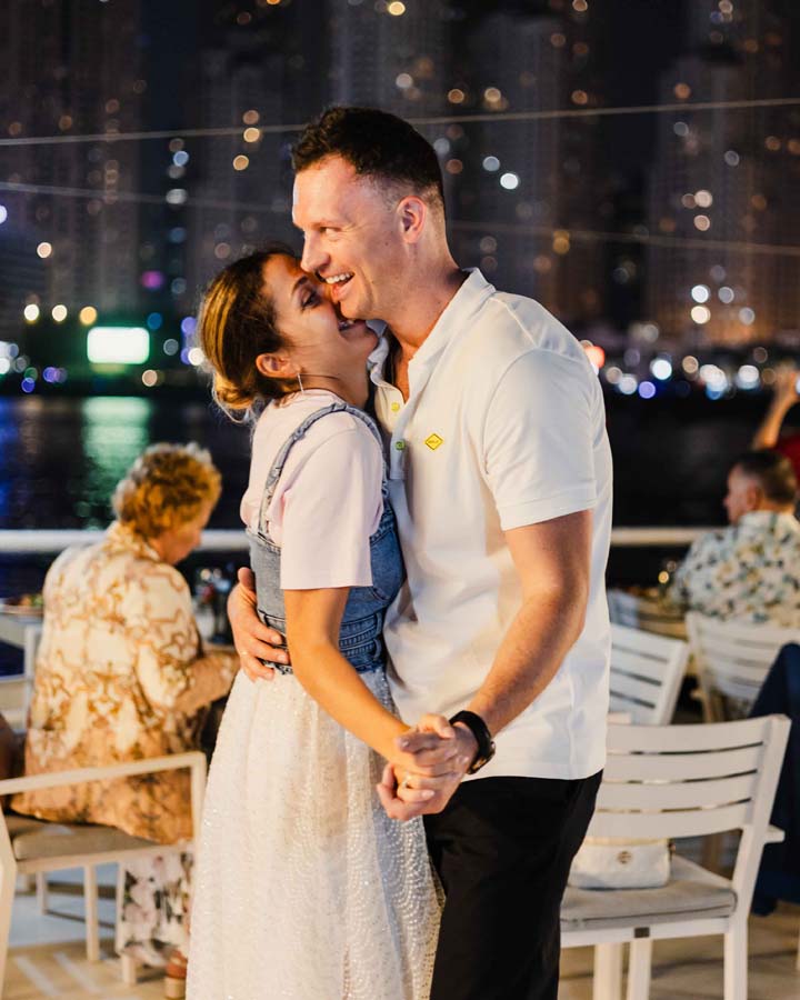 ENTERTAINMENT – COUPLE DANCING